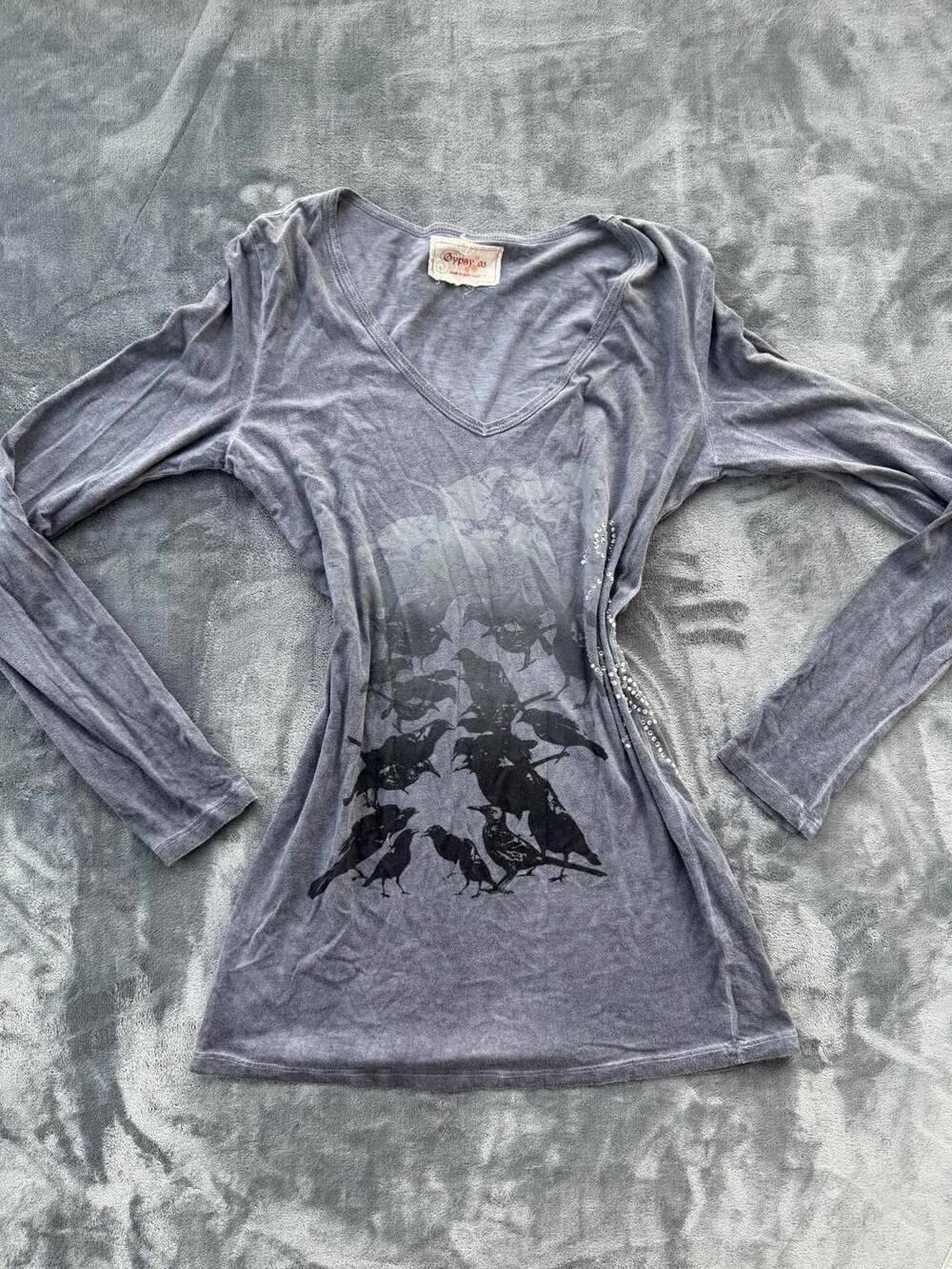 Gypsy 05 Women's Gray Long Sleeve V-Neck Graphic Top with Sequin Detail